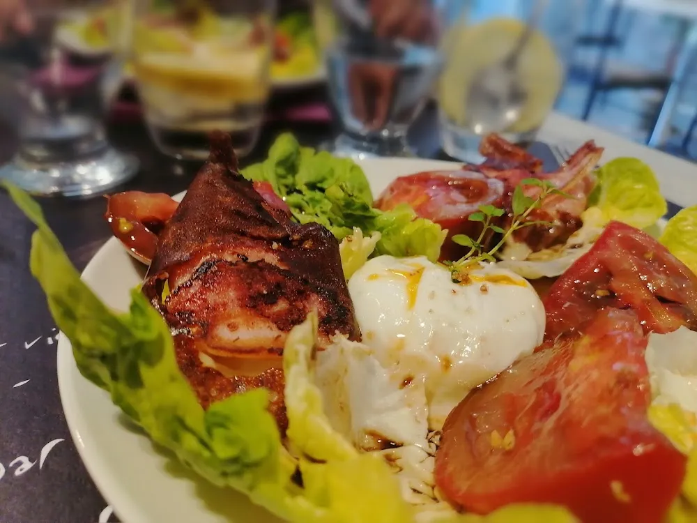 Salade de Chèvre Chaud Et Lard Accompagnés de Feuilles de Salades Et Quartiers de Tomate